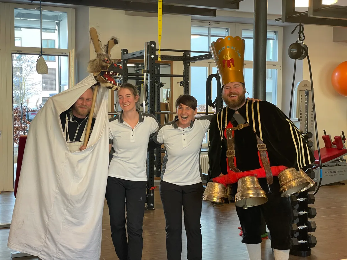 Die Silvesterchläuse in einer Physiotherapie.
